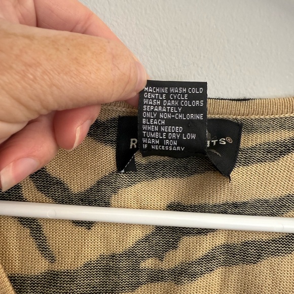 Requirements Tan And Black Zebra Print V Neck Top Women’s Size Medium - Picture 4 of 6